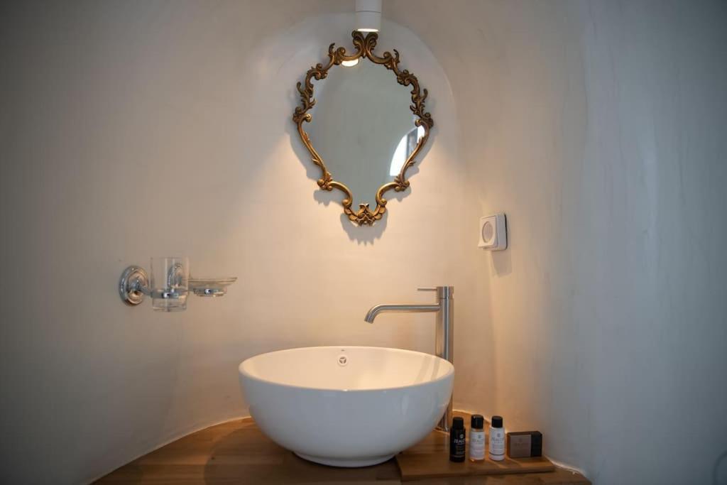 Astrea Suites "Ostria Cave Villa-Outdoor Jacuzzi" Oía Dış mekan fotoğraf
