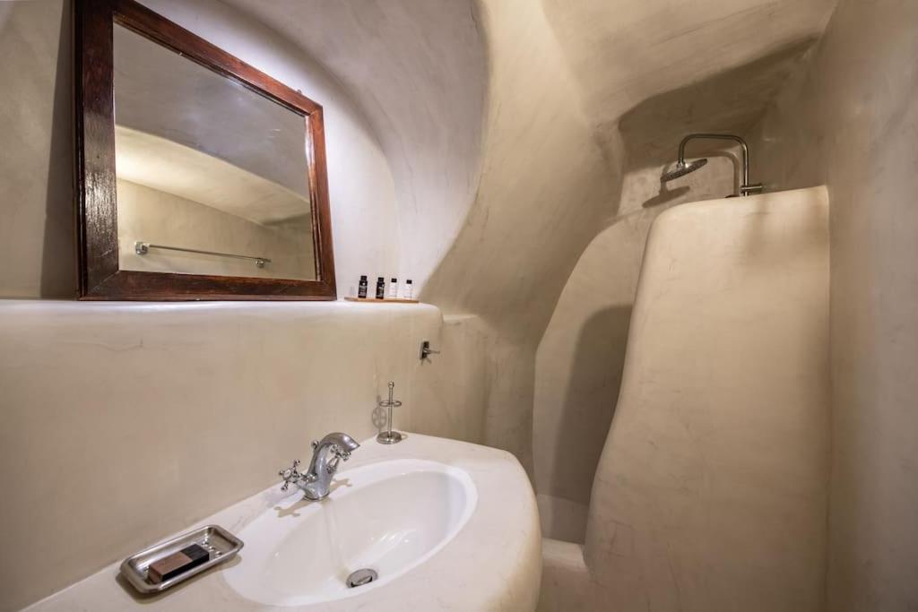 Astrea Suites "Ostria Cave Villa-Outdoor Jacuzzi" Oía Dış mekan fotoğraf