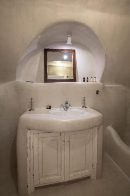 Astrea Suites "Ostria Cave Villa-Outdoor Jacuzzi" Oía Dış mekan fotoğraf