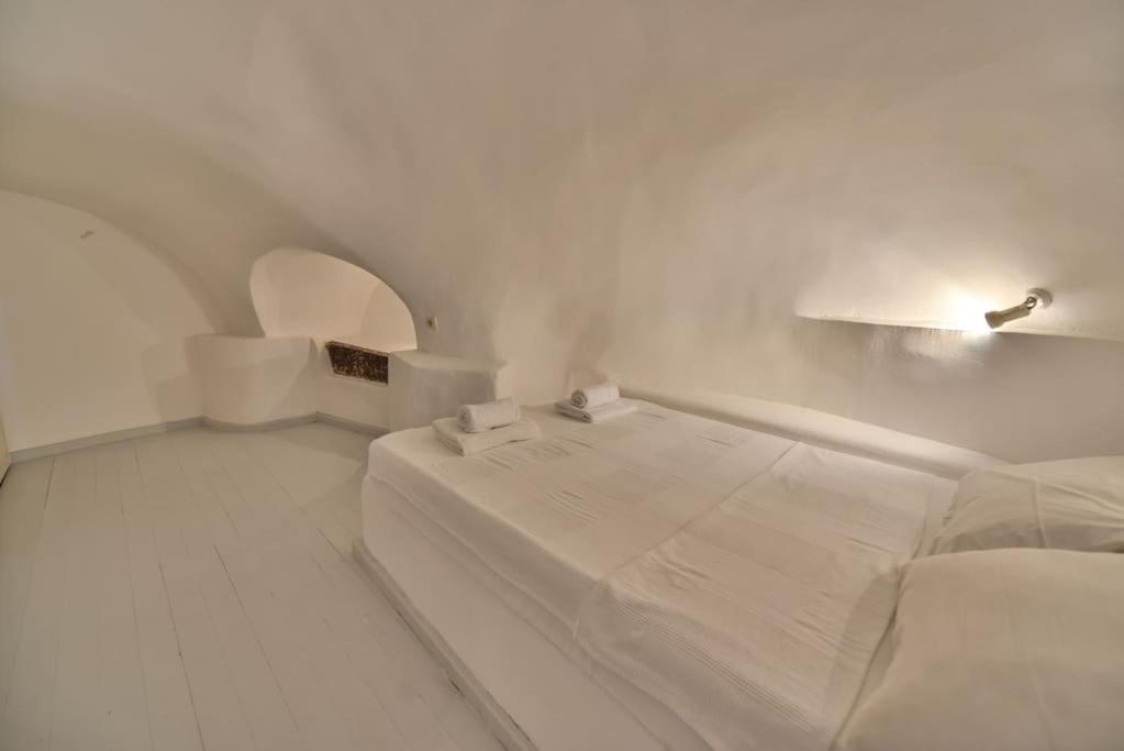 Astrea Suites "Ostria Cave Villa-Outdoor Jacuzzi" Oía Dış mekan fotoğraf